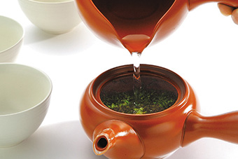 急須に湯冷まししたお茶を入れます