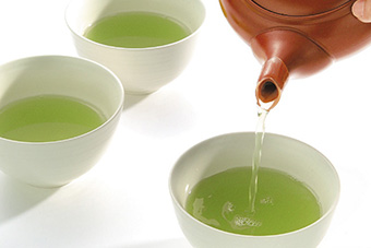 10秒たったら湯呑みにお茶を注ぎます